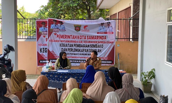 Pembagian Sembako oleh Pokmas 3 di Kelurahan Sungai Dama