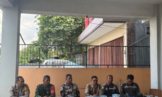 Rapat Koordinasi Mengenai Keluhan Warga Yang Terkena Dampak Pergeseran Tanah Di RT.19 Kelurahan Sungai Dama