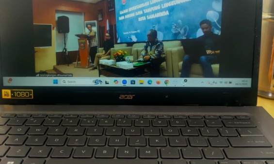 Kasi Ekobang Kelurahan Sungai Dama Mengikuti Zoom “KAJIAN INVENTARISASI LINGKUNGAN HIDUP DAN DAYA DUKUNG DAYA TAMPUNG LINGKUNGAN HIDUP KOTA SAMARINDA”